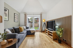 Chic 2 Bed Apartment With Free Parking & Garden